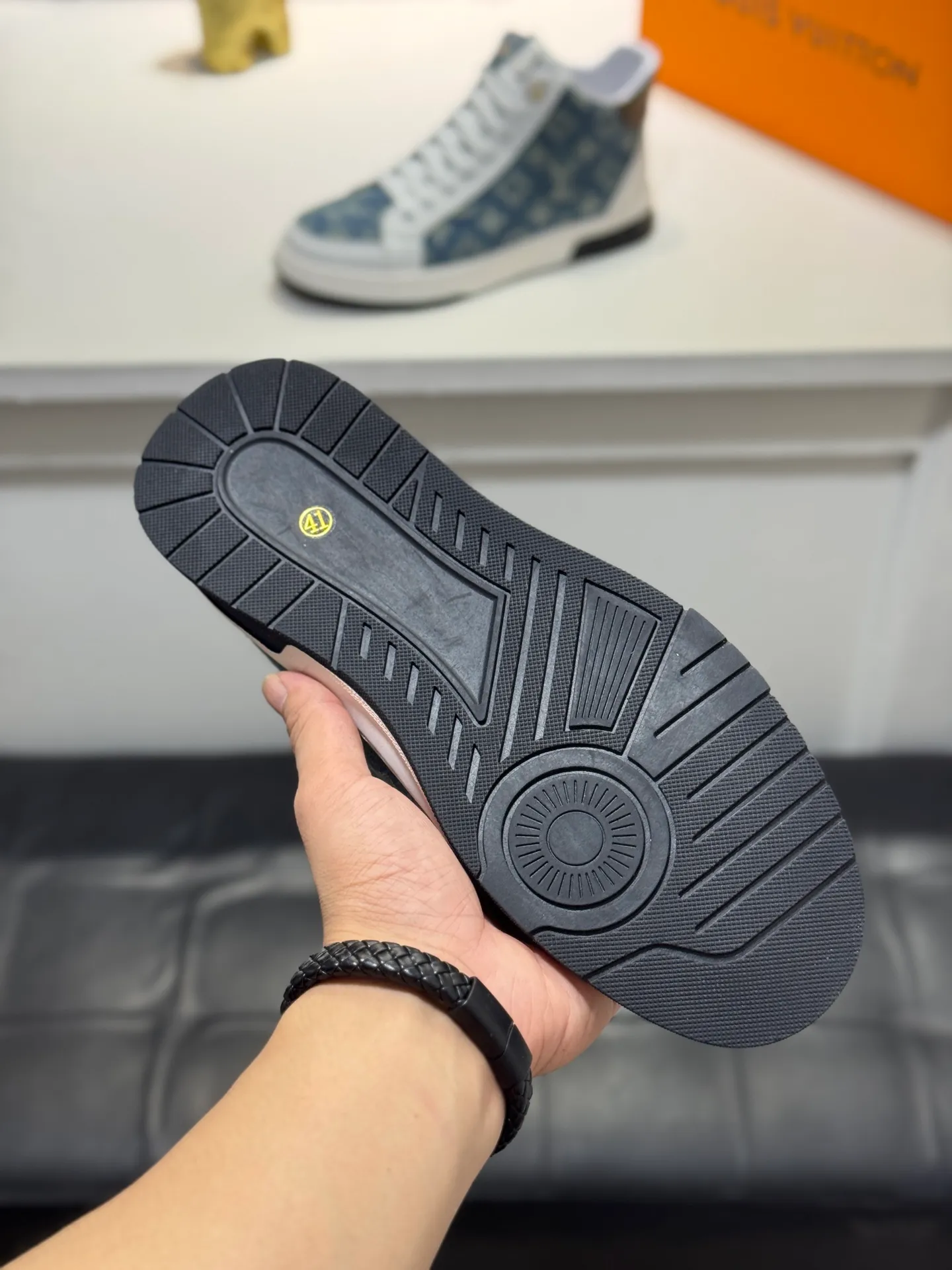 Men's shoes 💰420 [New style] 🐛🐛Top original order - Louis Vuitton®️ Trendy and fashionable yet low-key men's casual shoes, uppers made of LV denim spliced ​​with cowhide, comfortable and breathable, sheepskin lining, original rubber outsole, two colors available ~ a must-have for stylish men. Size: 38-44 (45 customized